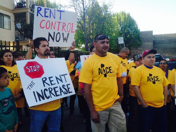Tenants protest in front of the apartment buildings on Wedensday evening. (Photo by Larry Zhou)